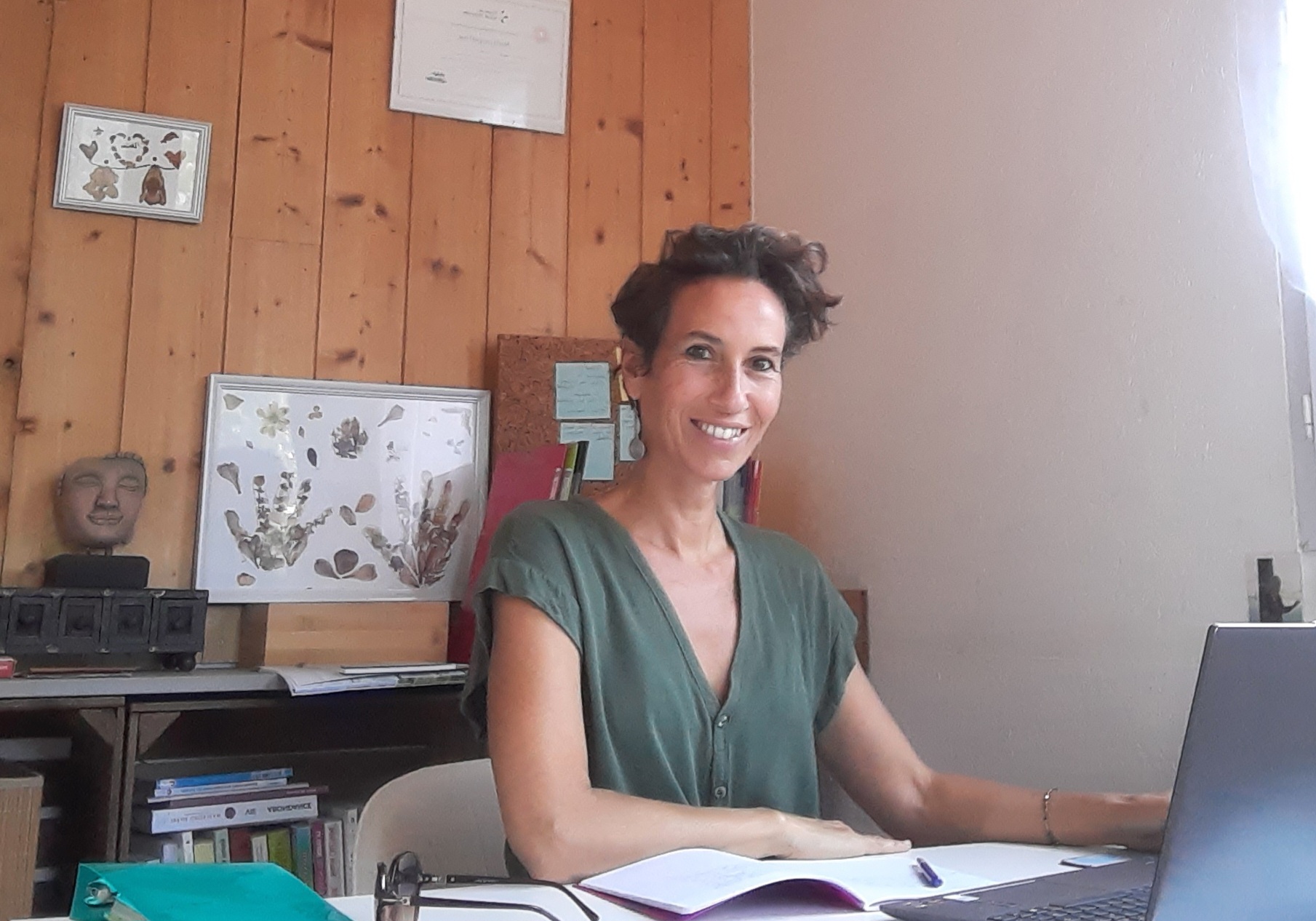 Stéphanie Mateos souriante, assise à son bureau dans son cabinet