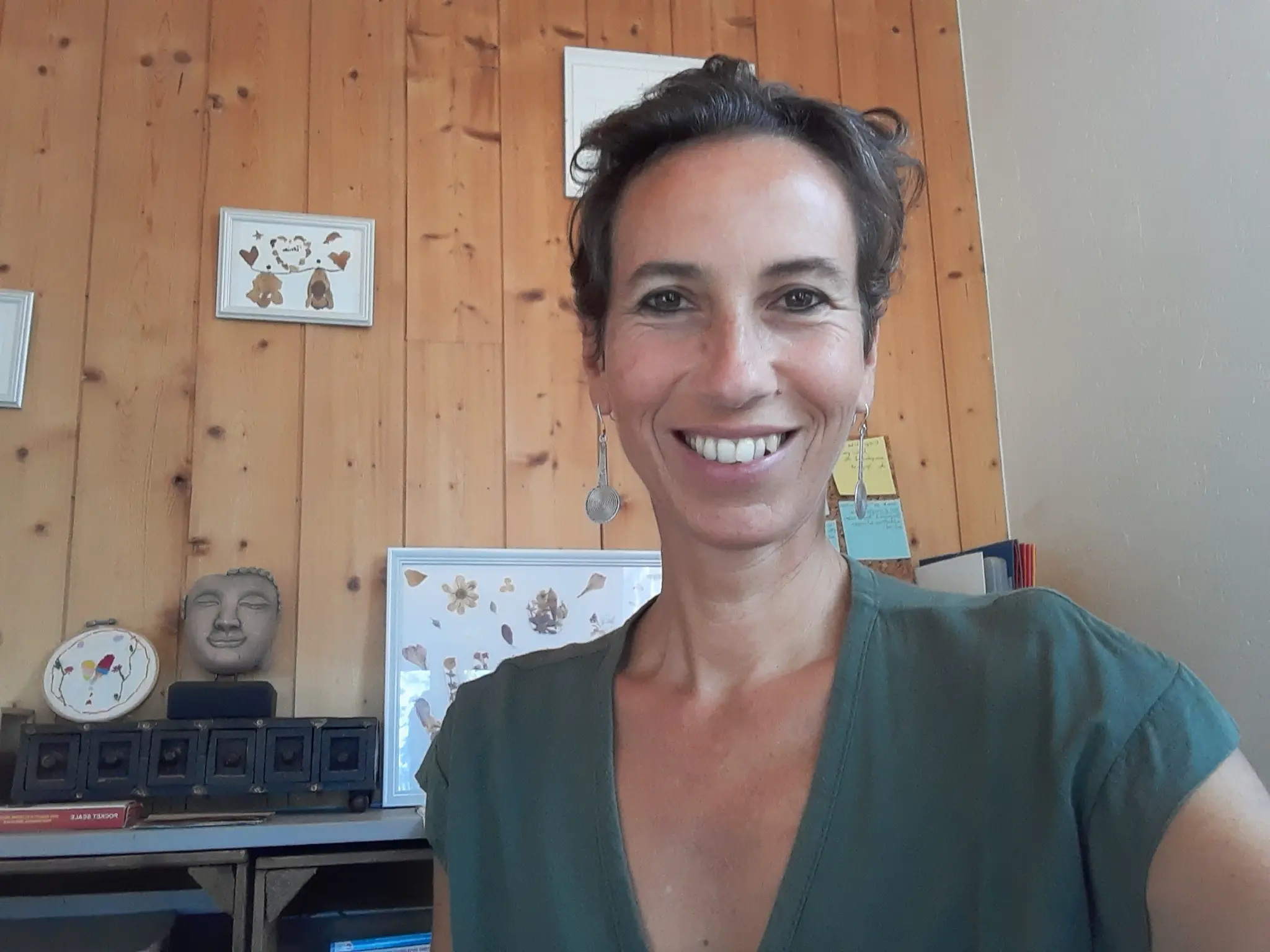 Portrait souriant de Stéphanie Mateos dans son cabinet